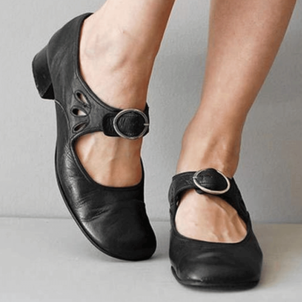 Damen Velours-Pantolette – Detail Mary-Jane-Schnalle