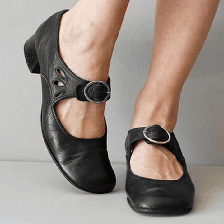 Damen Velours-Pantolette – Detail Mary-Jane-Schnalle