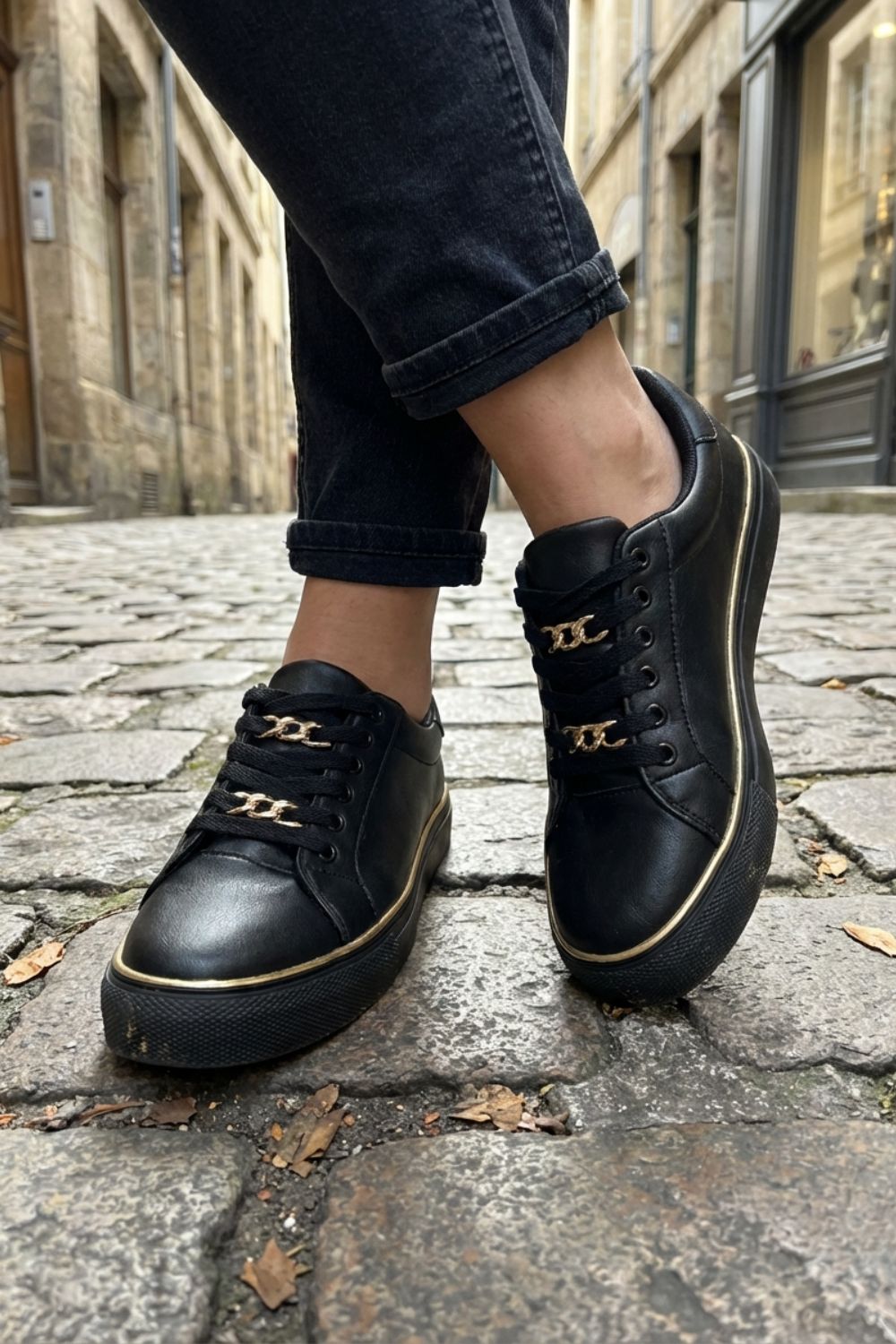 Sneaker Damen Schwarz mit Goldkette und Plateausohle