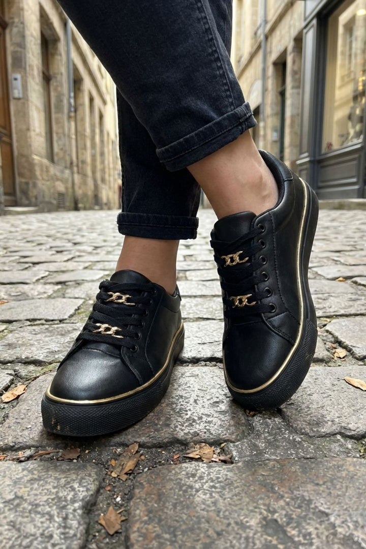 Sneaker Damen Schwarz mit Goldkette und Plateausohle
